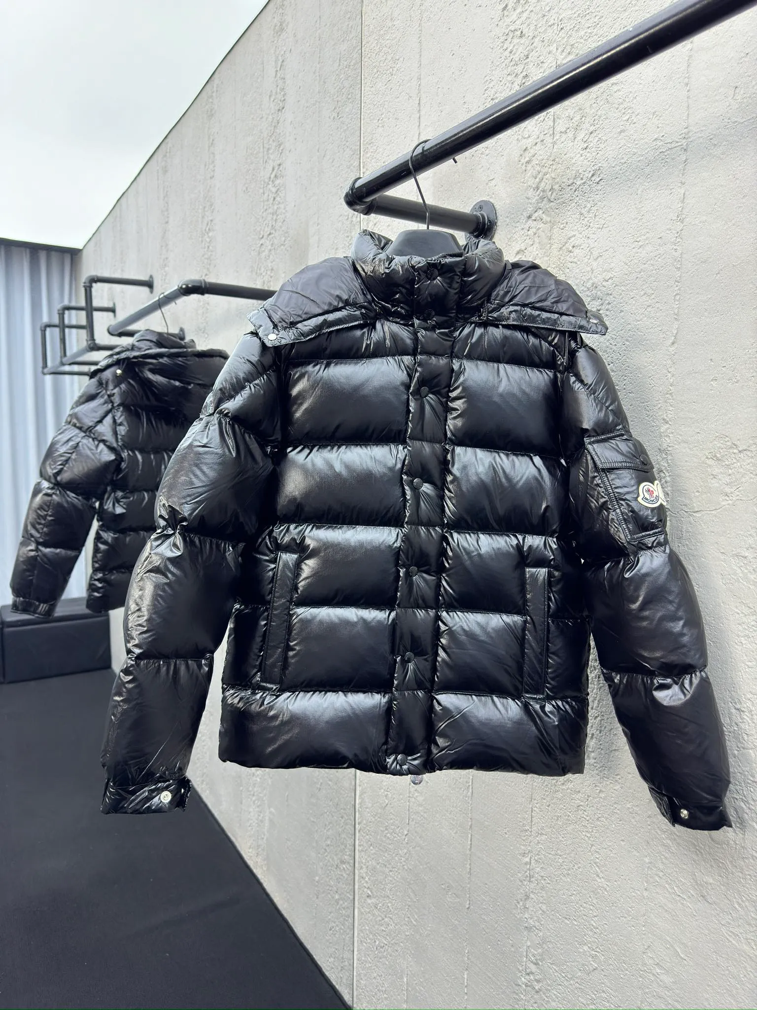 P390 Moncler/ 2026 70 、 。 DNA ， ， 。 Classic ， 、 。 Classic 70 。 Quality， 90 ，Premium Quality ， ，Black ！ Sizes M-3XL